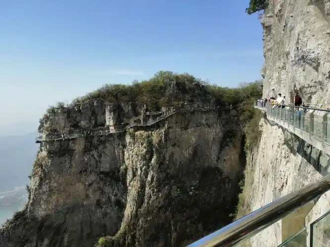 盘山而建的玻璃栈道