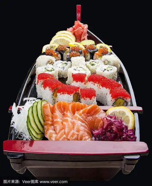 寿司被放在一艘木船上,以黑色为背景