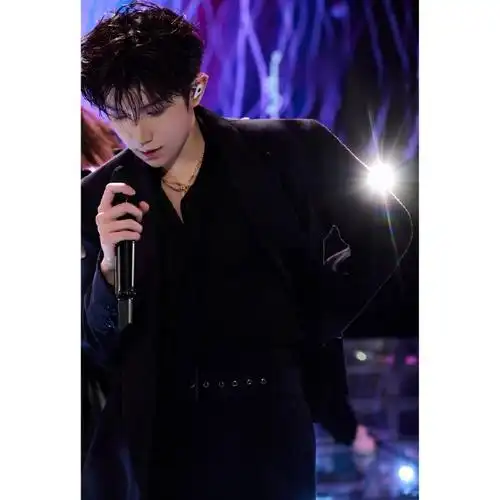 《我在屋顶等雨也等你》#江苏卫视跨年#黑色西装套装 from julien