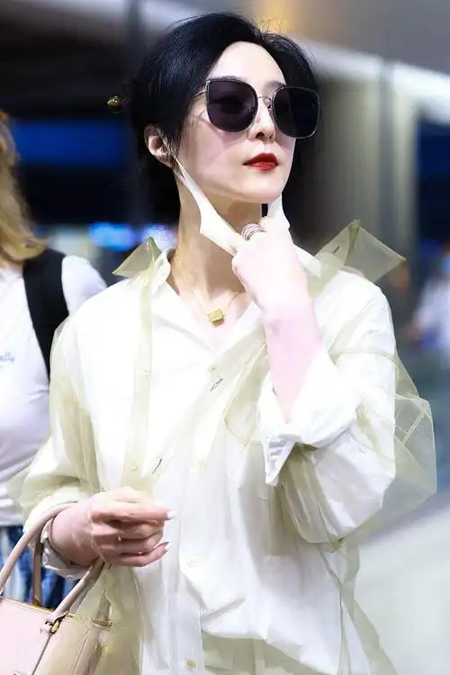 越是轻薄带褶子的衣服,她越是能穿出高级感,近日,范冰冰现身上海机场