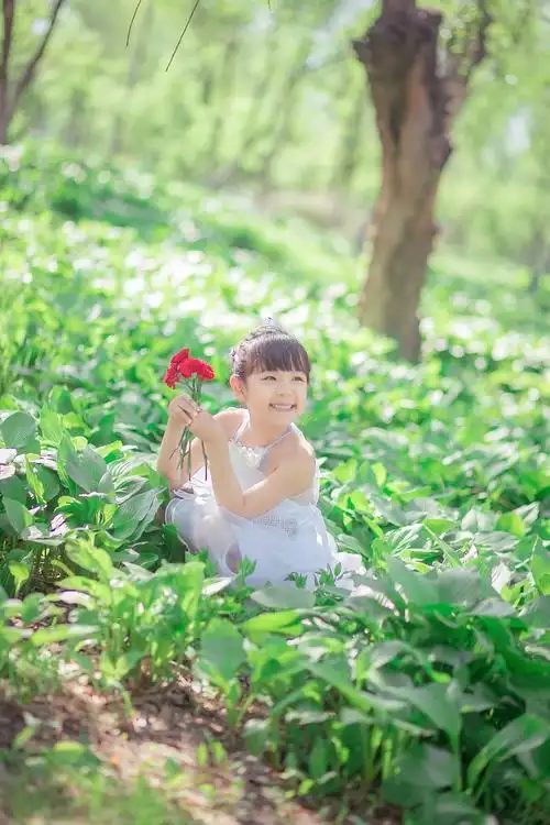 摄影 笑起来迷人的小女孩一个孩子的天真笑颜,犹如天空中云彩般的灿烂