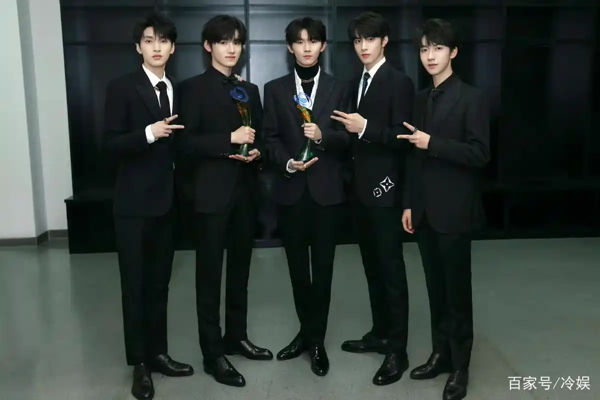 东方风云榜实况:张艺兴刘雨昕多次获奖,时代少年团罕见西装同台