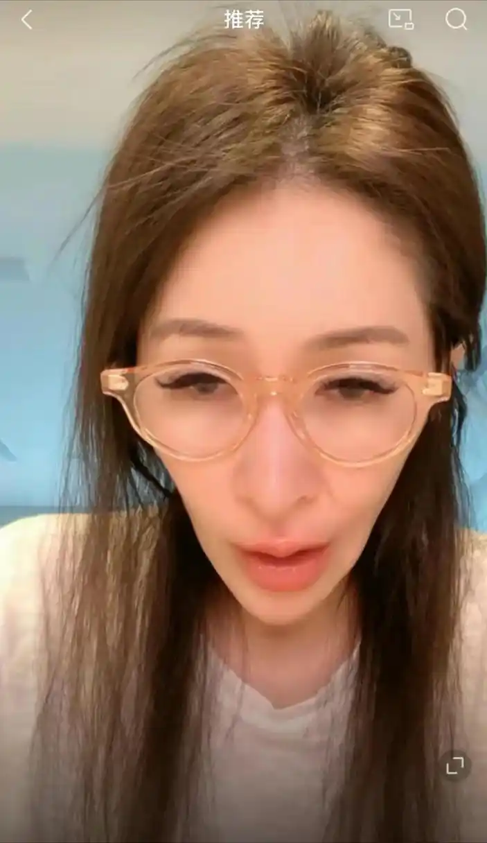 近日,44岁的萧亚轩在社交媒体上分享了一张自拍照,看得网友们吓了一