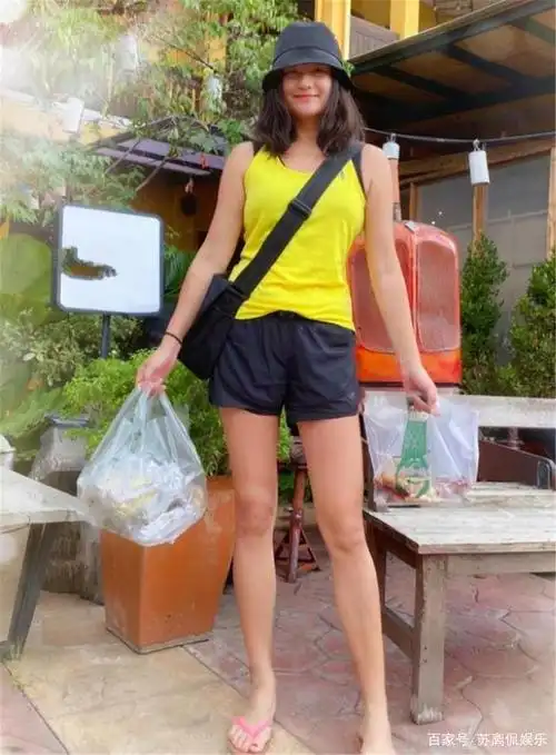 20岁瞿颖穿泳装参加比赛,笔直大长腿十分亮眼,这比例"服气"