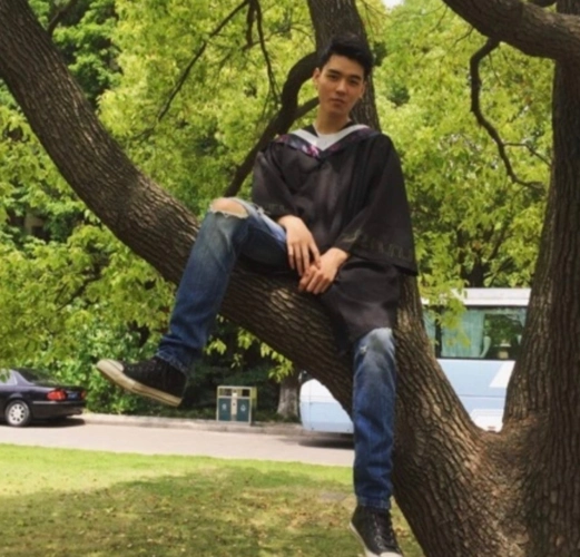 龚俊大学旧照被扒,造型普通但五官绝了_腾讯新闻