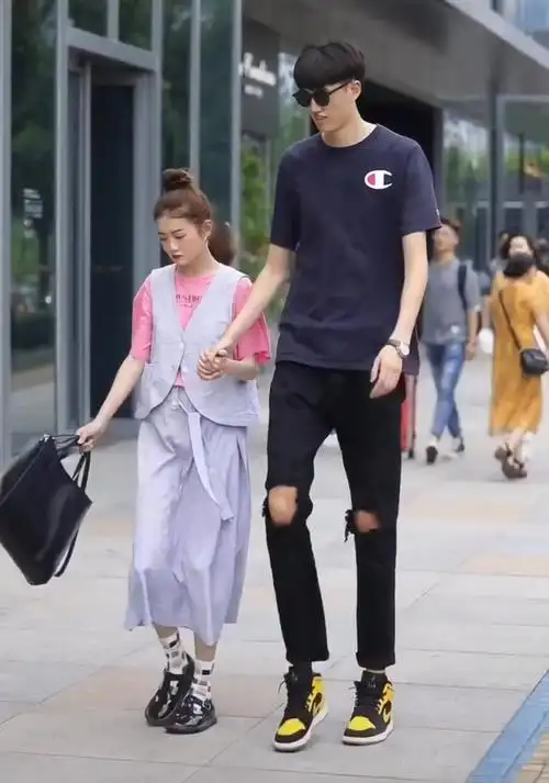 最萌身高差:男生1米9还穿aj"蜜蜂鞋"增高,女友只到他腰_情侣