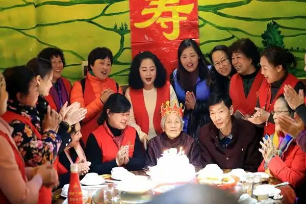 郴州义工为90岁孤寡老人过生日