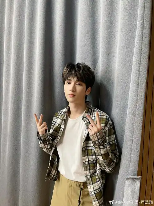 严浩翔瘦了好多#严浩翔更新日常照啦～双手比耶可爱满满!
