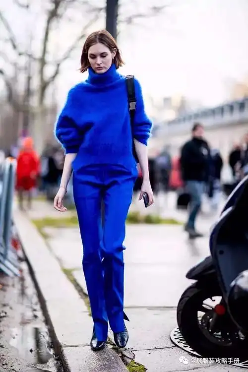 藏蓝色,因其色调属性是中性