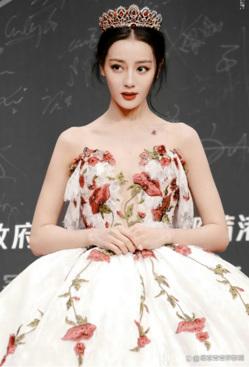 事实证明,31岁的"定毯神针"迪丽热巴,终于"上道"了