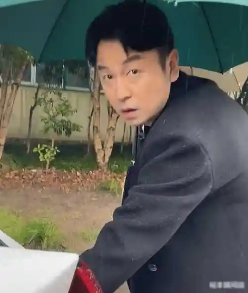 网友偶遇雷佳音,开不到20万杂牌电车出行,超亲切笑着送签名照