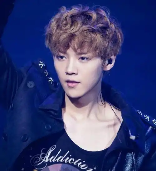 王嘉尔|易烊千玺|肖战|蔡徐坤|朱正廷|鹿晗,哪个明星的锁骨撩到了你