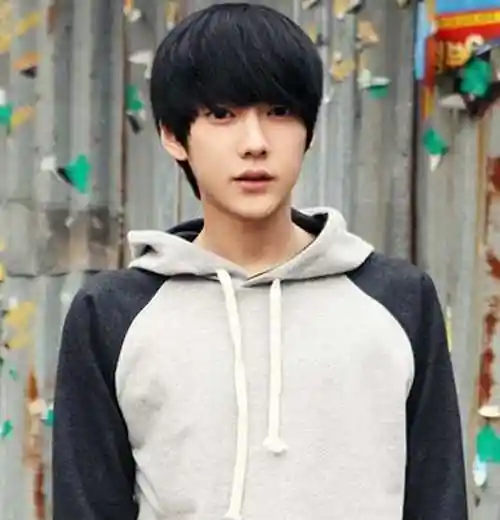 男生必备的帅气齐刘海发型_爱靓网