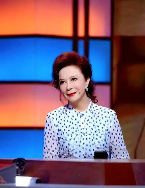 回顾蔡明:嫁初恋丁秋星,恩爱38年生一子,儿子让她烦恼!