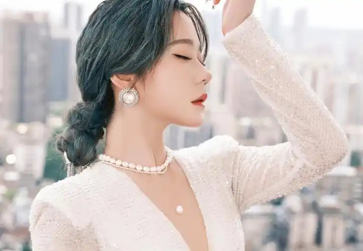 张紫宁个人巡演白色亮片质感裤装造型写真 侧颜精致气质优雅