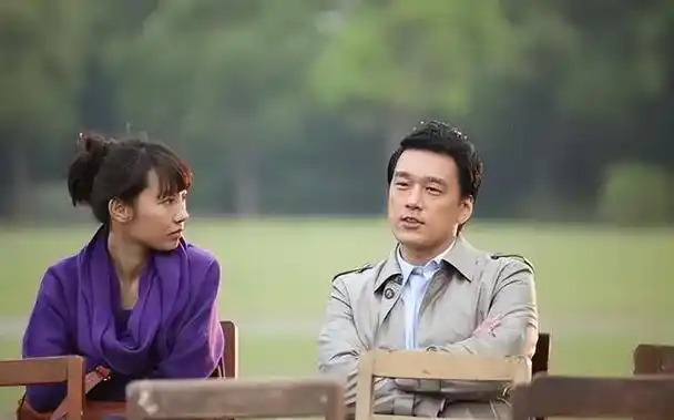 作为一位台湾富商,魏依然在剧中与他那位"台湾腔河北籍"的女友展开了