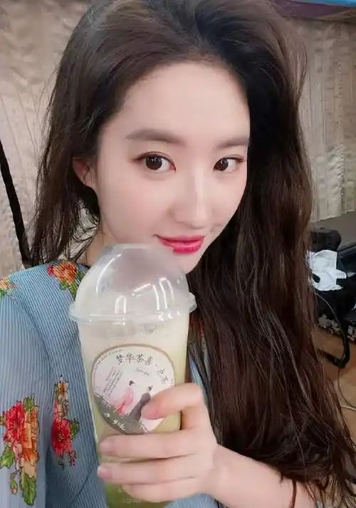 刘亦菲素颜自拍 手拿奶茶内心欢喜
