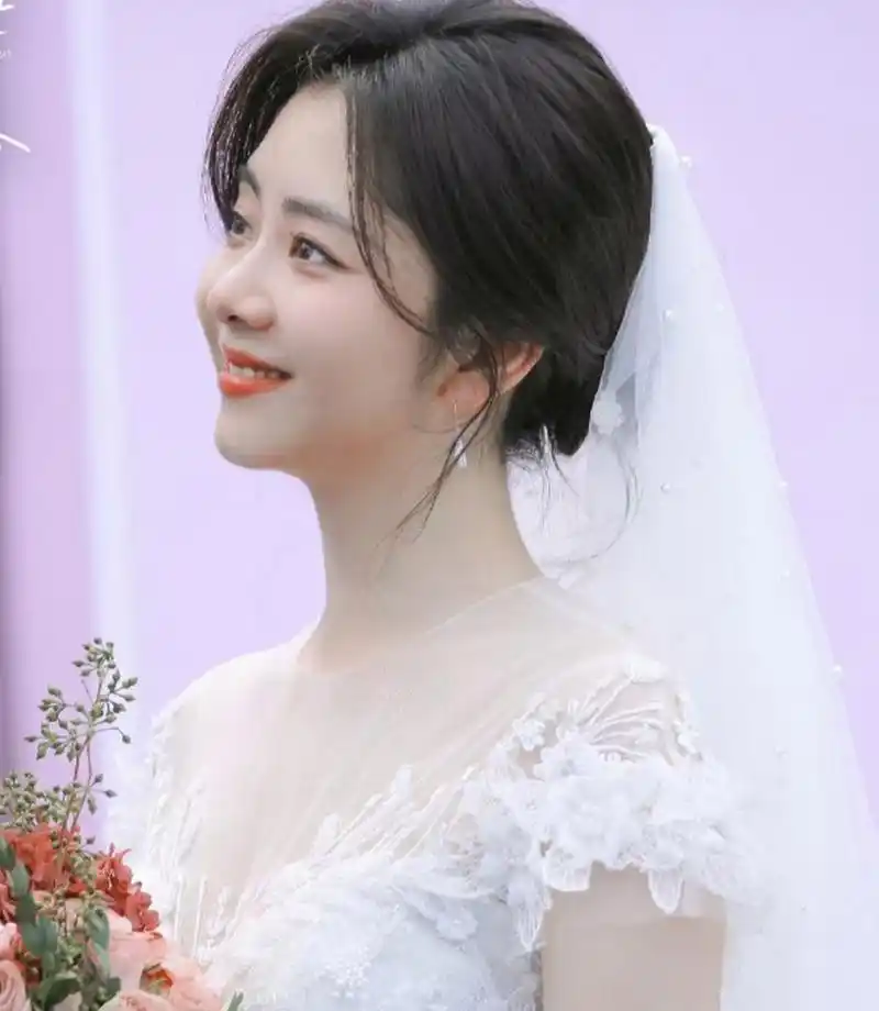 谭松韵拍戏穿婚纱,剧照就是最美新娘的样子,状态在线啊!