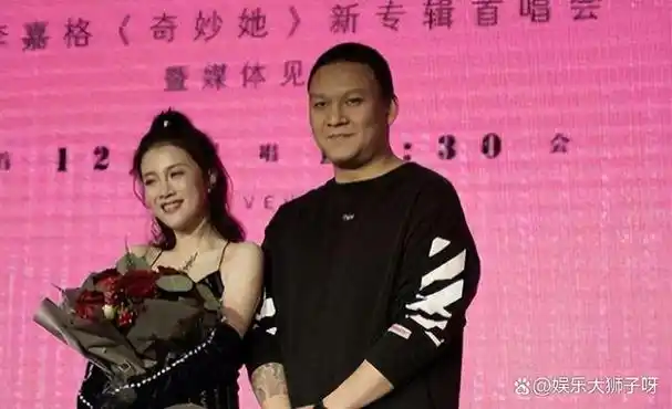 仿佛完全忘记了对方是爱奇艺副总裁,更像是两个朋友之间的亲切交往