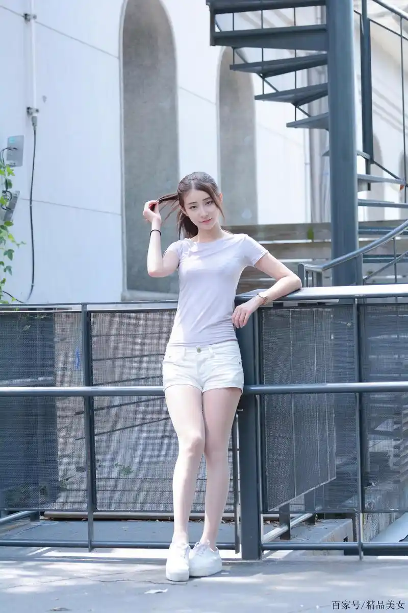 青春美少女紧身t恤白色短裤清凉写真
