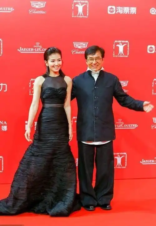 细数跟成龙合影过的女星,李冰冰那张好微妙