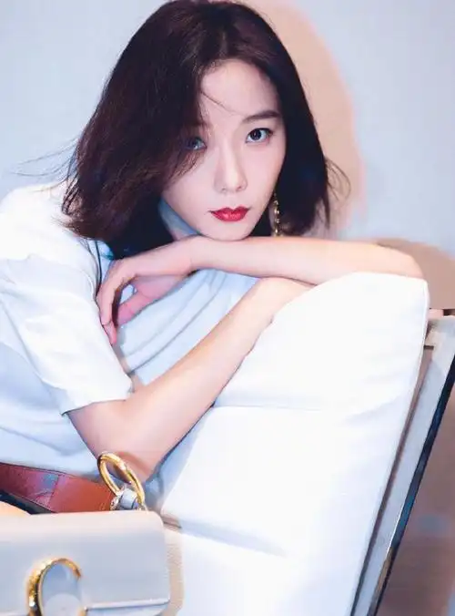 王珞丹短发发型图片大全(王珞丹搭配连衣裙气质满分)(1)