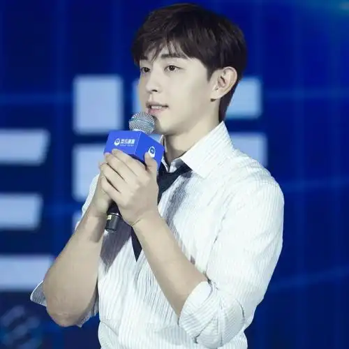 邓伦帅气迷人头像