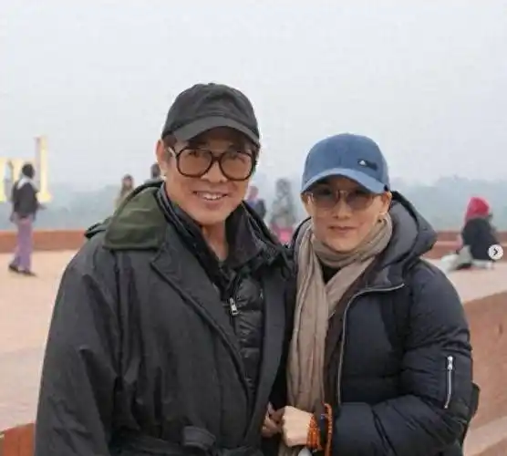 李连杰难得晒夫妻合照,62岁利智状态超好,太难得