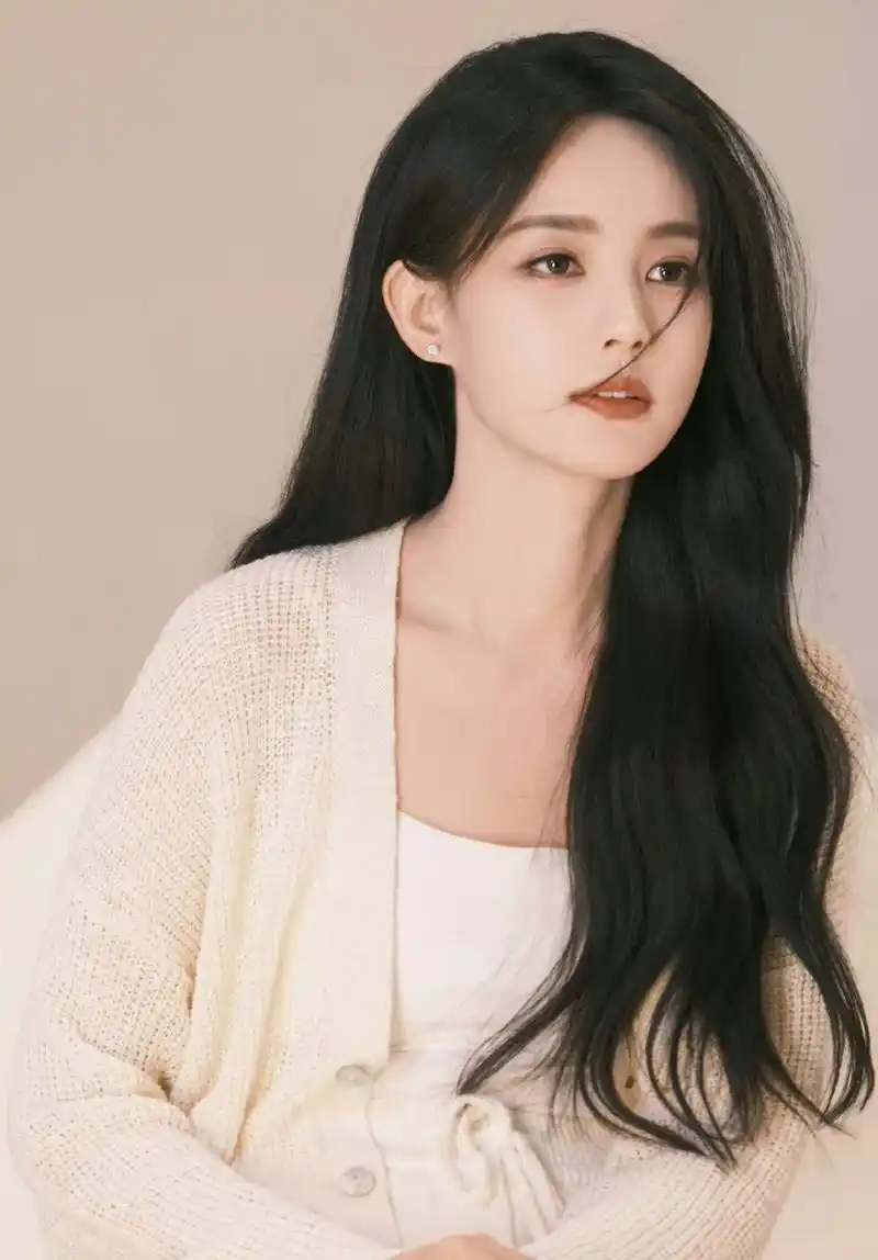 俏皮灵动,活泼可爱的#李一桐# 貌若桃花,五官精致立体,身材高挑,修长