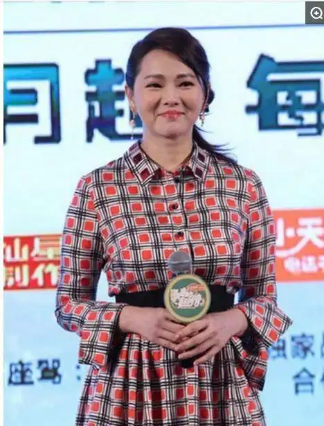 伊能静晒照为儿子庆生53岁都可以当奶奶了却仍不服老装少女