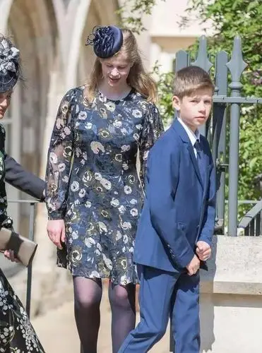 英女王最疼爱的孙子不是哈里,而是12岁的他