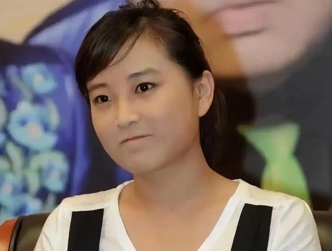 被曝结婚生子的贾玲,暴瘦48斤后再次现身,一身黑裙再现曾经颜值