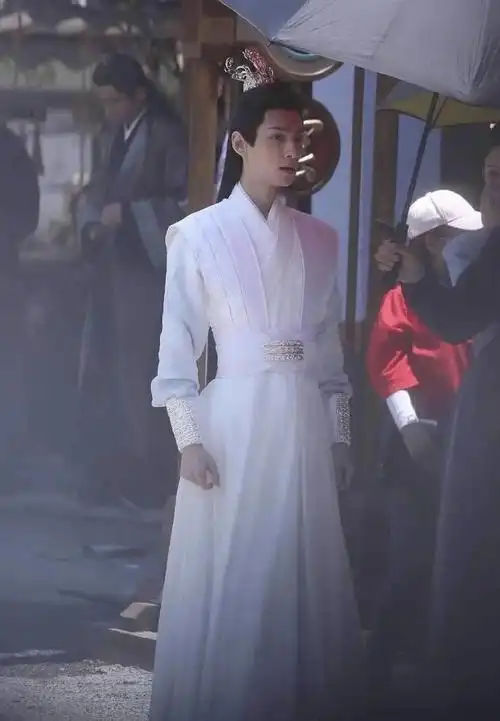 皓衣行路透陈飞宇罗云熙听导演讲戏认真专注