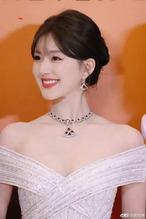 赵露思出席宝格丽活动,两套造型都惊艳全场!