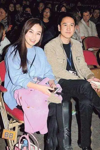 曾与汤珈铖恋爱4年却遭苟芸慧插足,如今与富二代低调完婚_网易订阅