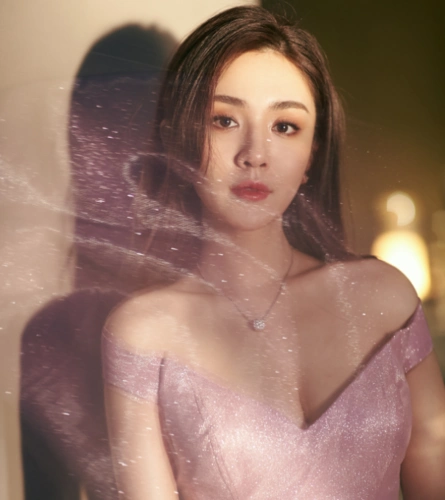 王晓晨亮相盛典 露肩长裙温婉典雅