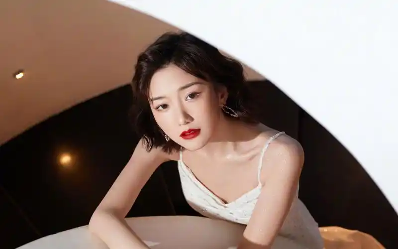 毛晓彤复古魅力吊带裙性感图片桌面壁纸