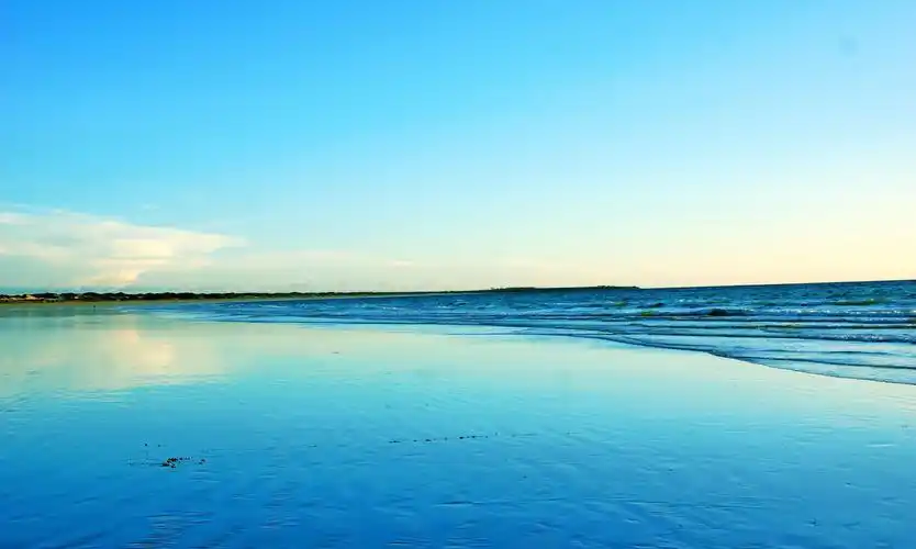 处绵延22公里的美丽沙滩,滩上的沙很细软,来这里能欣赏波澜壮阔的大海