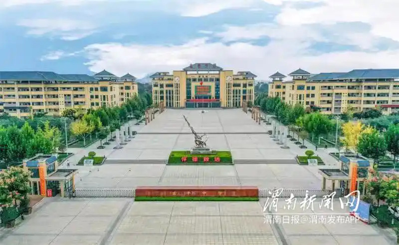 富平县富平中学经过7年的积淀,初步形成了自己的学校文化,办学底蕴和