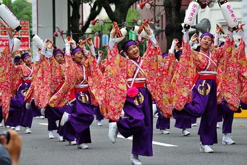 日本频道 旅游  每年8月9日～8月12日连续4天上演,yosakoi祭上,舞蹈者