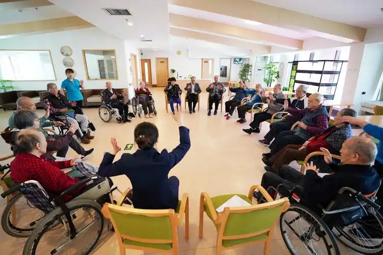 现在老人住在养老院比自己在家呆着好吗老人应该住在家里还是养老院