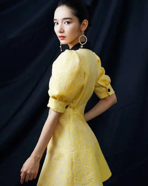 并且她也比较低调,是非常值得被喜欢的,代斯一身白色长裙,镂空和流苏