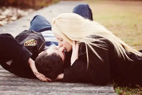 暧昧接吻的有爱情侣图片