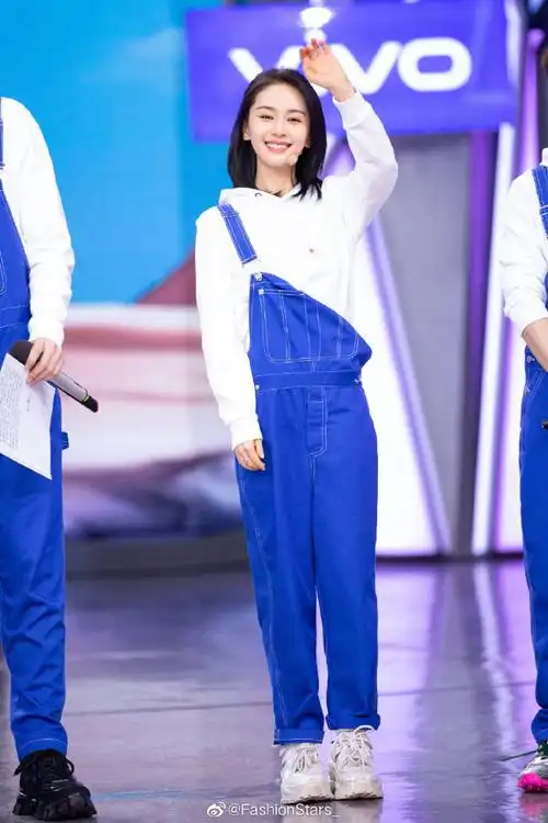 王子文长发#王子文 亮相《快乐大本营》造型,身穿绸缎上衣搭配荷