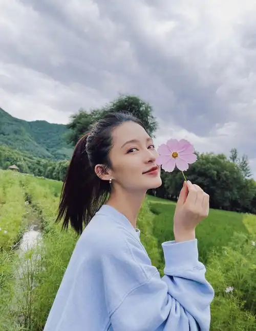 李沁身穿蓝色卫衣套装 清新靓丽笑容灿烂