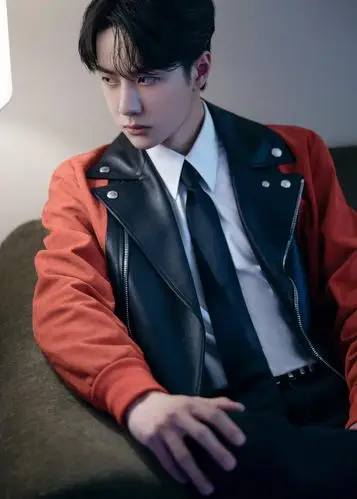 王一博穿红黑拼接皮衣酷帅十足眼神笃定上演侧颜杀