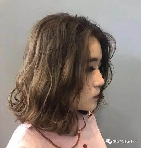 今年流行人鱼短发烫让你摆脱平庸感