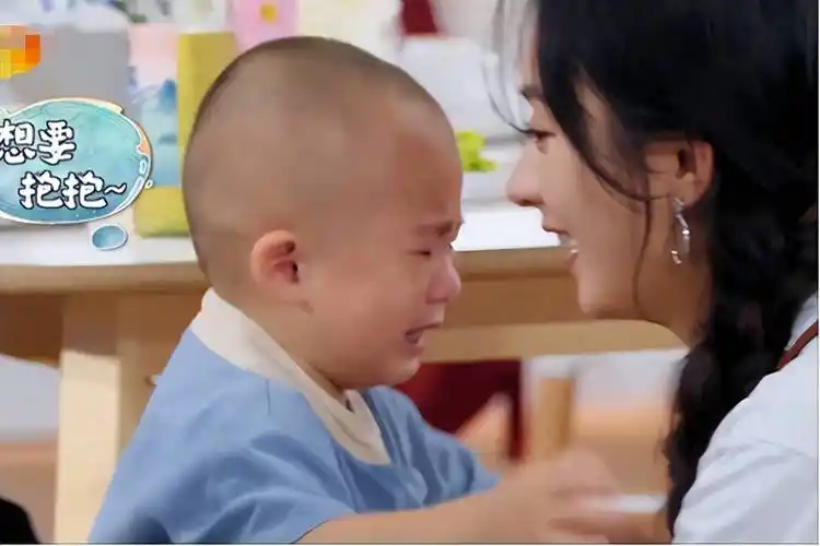 赵丽颖现身张杰演唱会,一个动作被赞可爱,网友:离婚前的状态!