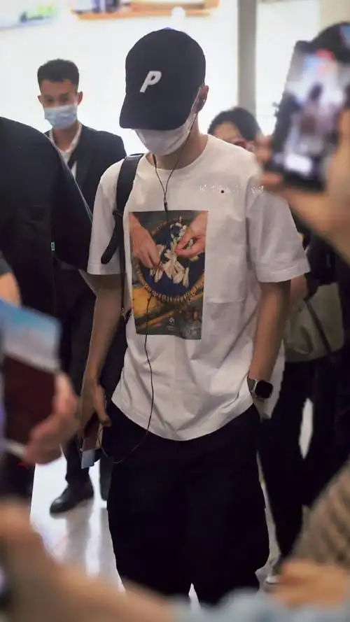 王一博出发日本##王一博现身北京机场