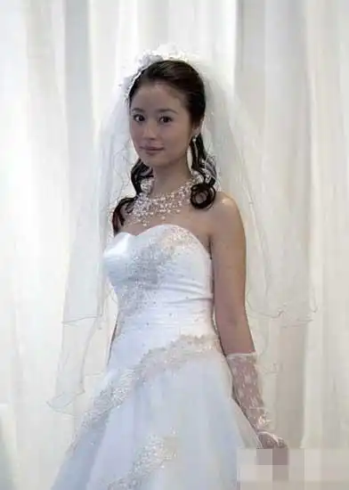 林心如早年羞涩婚纱照曝光 甜笑露可爱虎牙